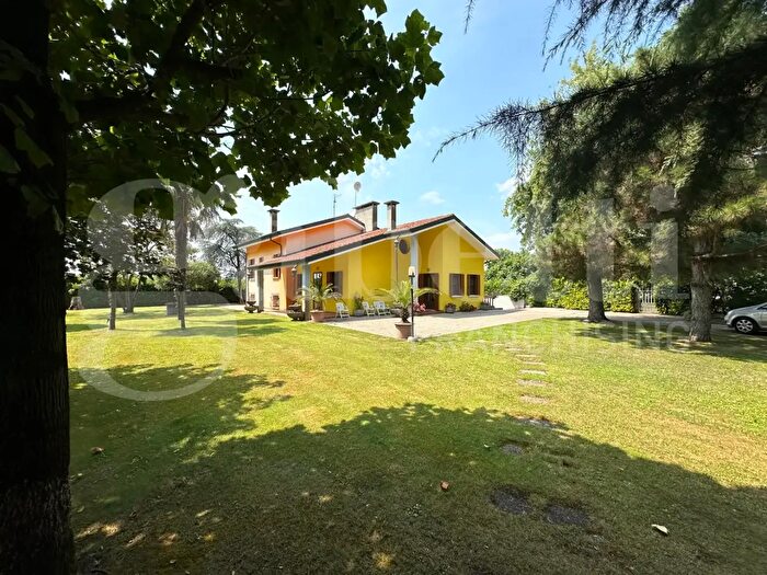Casa con 9 locali in vendita in Poiana Maggiore