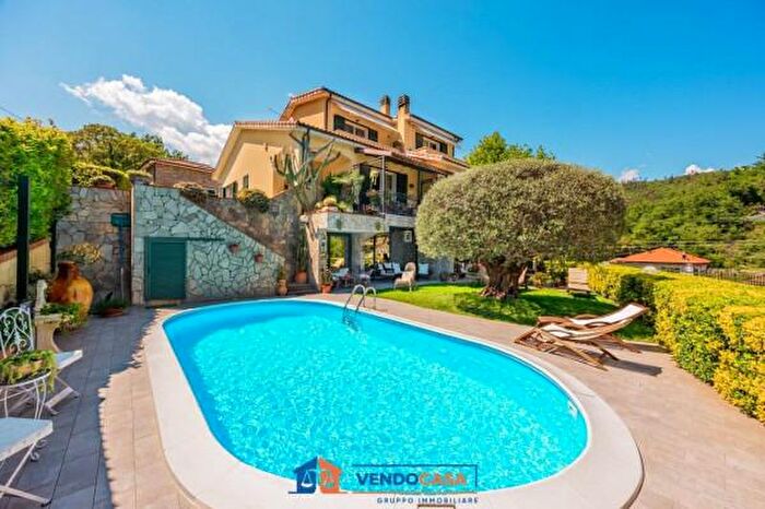 Casa con 6 locali in vendita in Via Francesco Crispi, Pietra Ligure