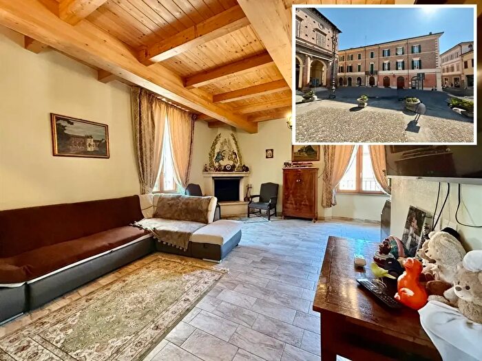 Casa con 13 locali in vendita in PZa della Libertà, Bagnacavallo