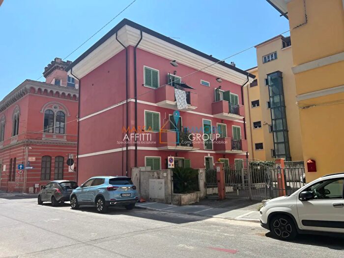 Appartamento con 6 locali in vendita in Vicolo Pietro Tacca, Carrara
