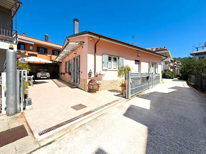 Casa quadrilocale in vendita in Via Insorti di Bosco Martese, Teramo