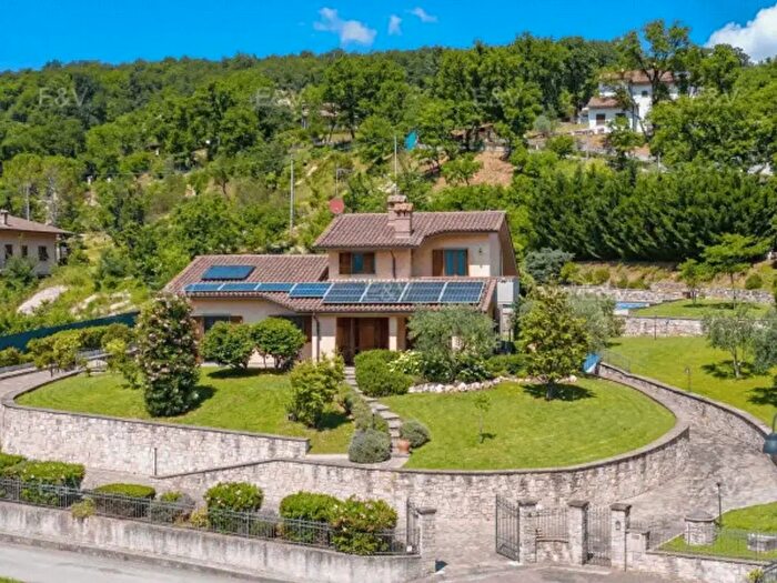 Casa con 6 locali in vendita in Strada Comunale di Ornina, Castel Focognano