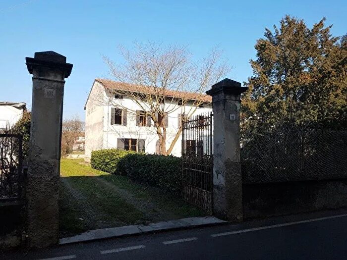 Casa con 10 locali in vendita in Pandino