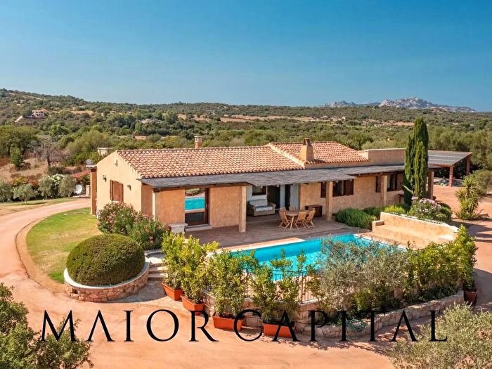 Casa con 6 locali in vendita in Olbia