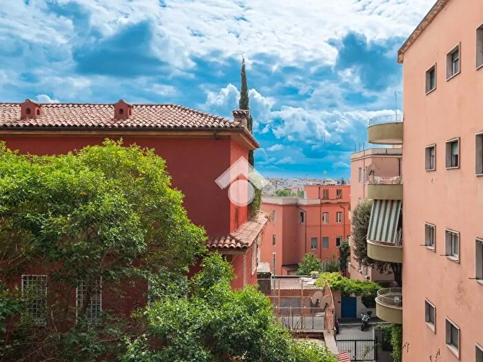 Appartamento con 5 locali in vendita in Clivo di Cinna, Roma