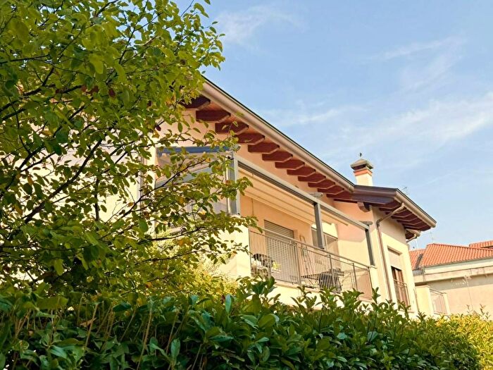 Appartamento bilocale in affitto in Via dei Gaggioli, Centro, Carate Brianza