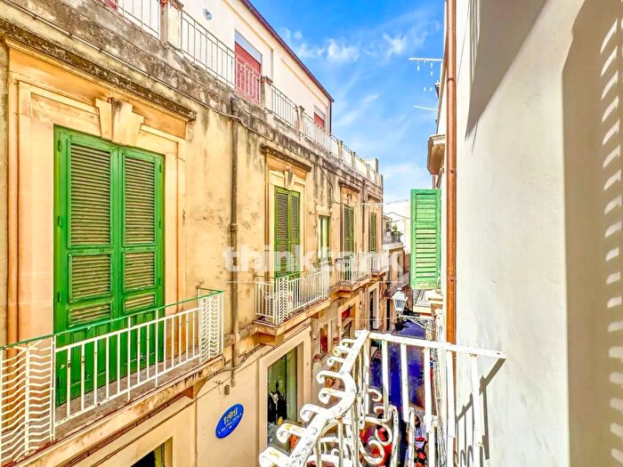Appartamento con 7 locali in vendita in Via Cavour, Siracusa