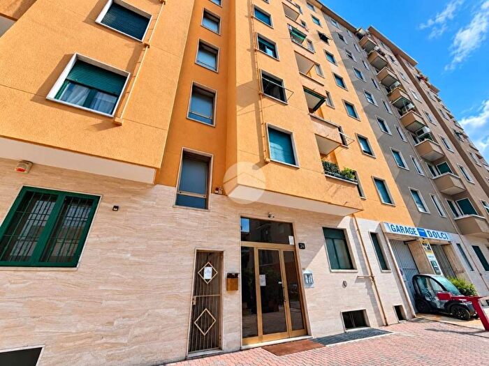 Appartamento trilocale in vendita in Via Carlo Dolci, San Siro, Milano