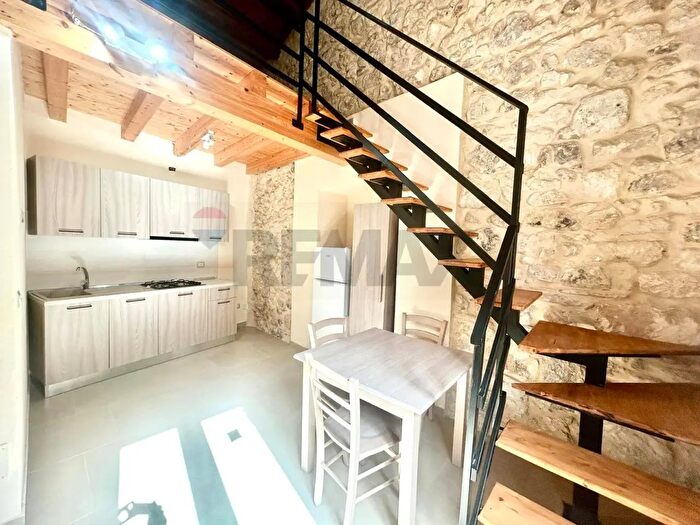 Appartamento monolocale in affitto in Via S Teresa, Siracusa