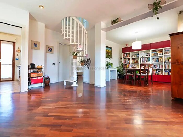 Appartamento quadrilocale in vendita in Via Trieste, Desio