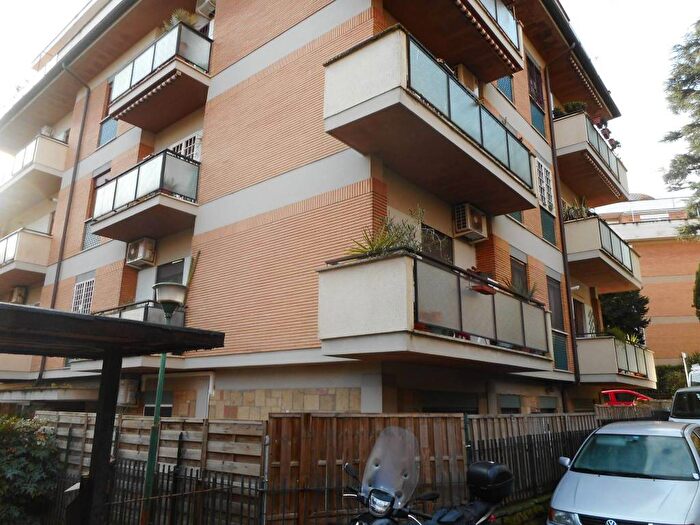 Appartamento trilocale in affitto in Via Mompeo, Tomba di Nerone, Roma