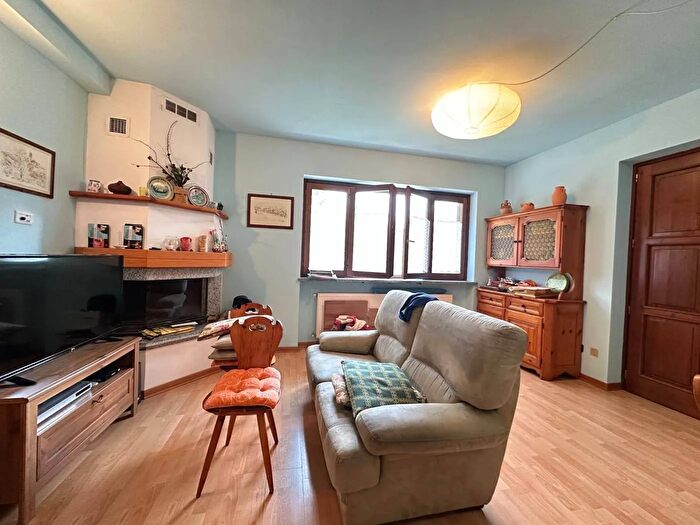 Appartamento con 5 locali in vendita in Strada Provinciale di Alagna Scopa, Scopa