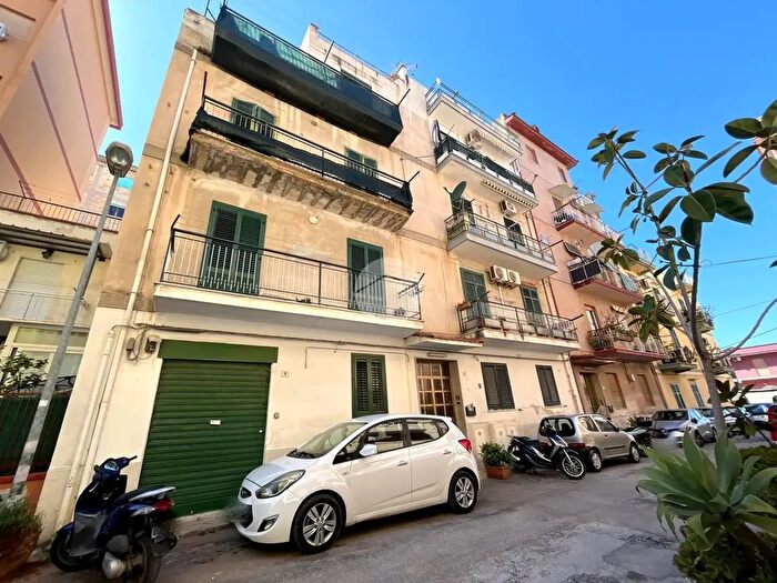 Appartamento trilocale in vendita in Via Eleuterio, Palermo