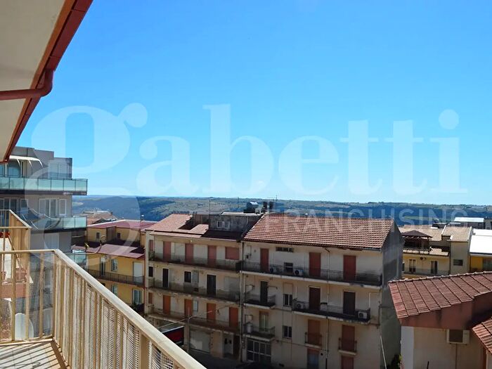 Appartamento con 5 locali in vendita in Via Francesco Cilea, Ragusa