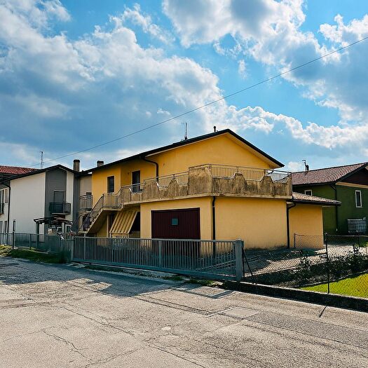 Appartamento trilocale in vendita in Contrada Canova Piano T, Castelgomberto