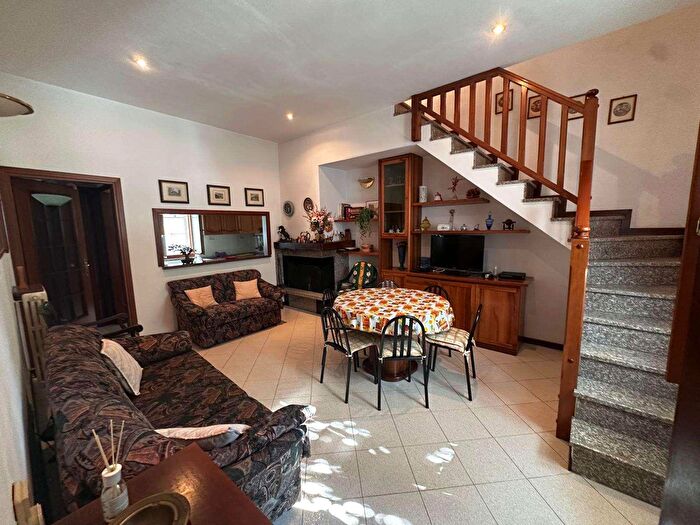 Casa trilocale in vendita in Via Appiani, Canzo