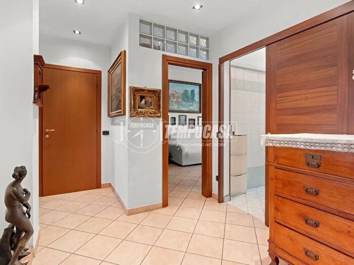 Appartamento trilocale in vendita in Via Buschi, Milano