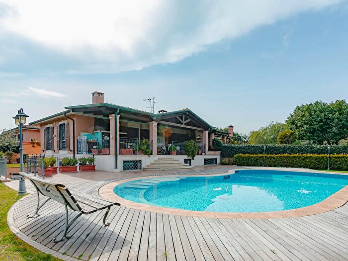 Casa con 8 locali in vendita in Via Paola Borboni, Roma