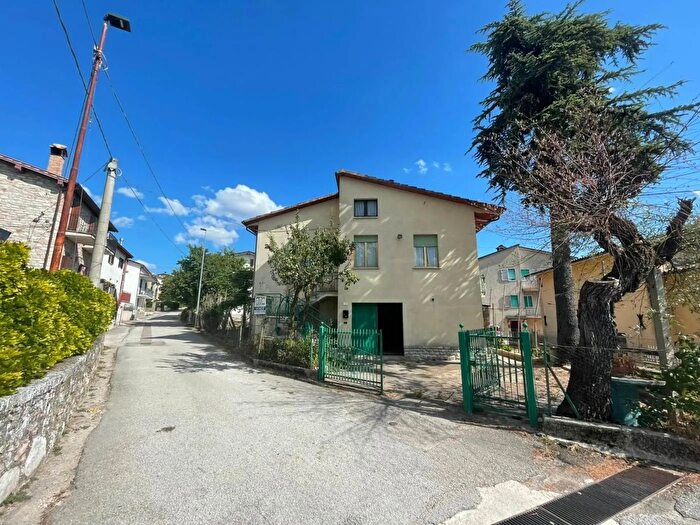 Casa con 5 locali in vendita in Via di Raggio Gubbio, Gubbio