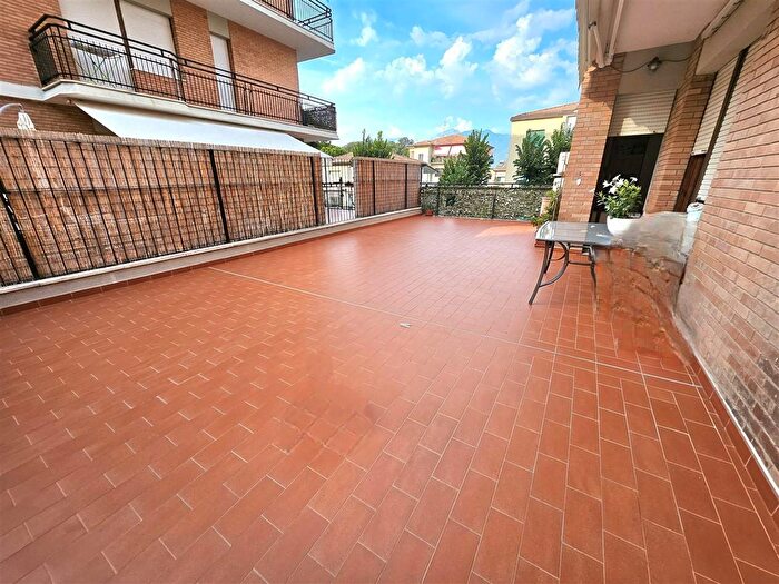 Appartamento quadrilocale in vendita in Via Zini, Massa