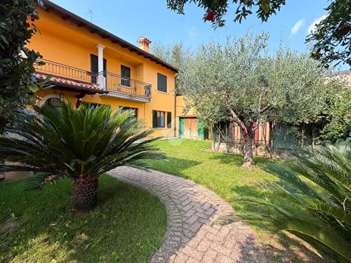 Appartamento trilocale in vendita in Via Giuseppe Cesare Abba, Passirano