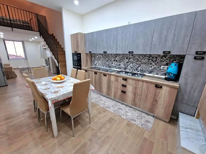 Appartamento quadrilocale in vendita in Via Giardino, Torre Annunziata