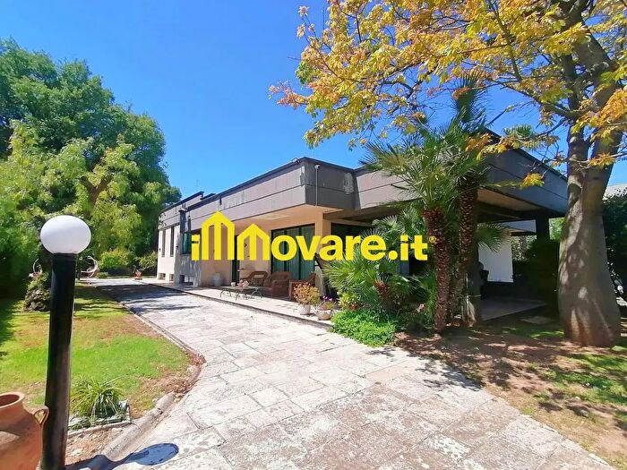Casa con 10 locali in vendita in Corso Alcide De Gasperi, Bari