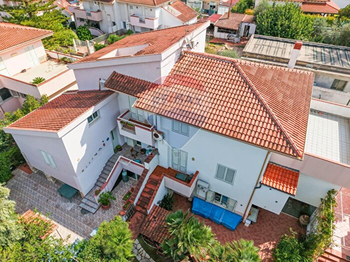 Casa con 8 locali in vendita in Palermo