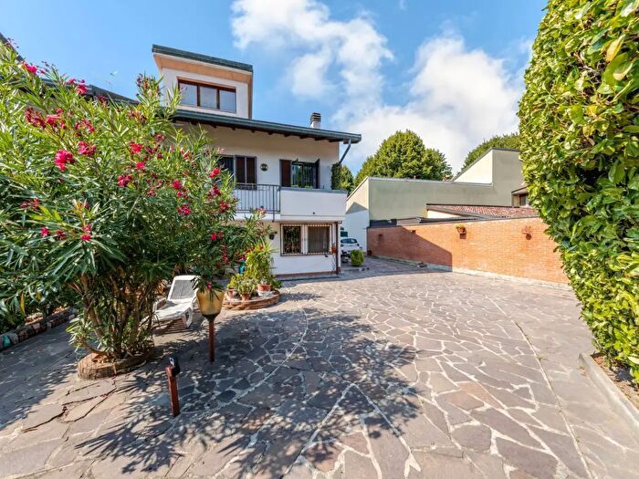 Casa con 6 locali in vendita in Via Luigi Calori, Locate Di Triulzi