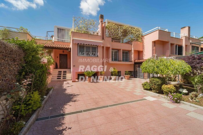 Casa con 10 locali in vendita in Monte Porzio Catone