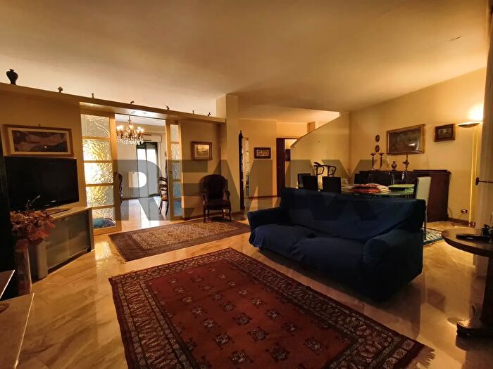 Appartamento con 12 locali in vendita in Via Paolo Lo Manto, Enna