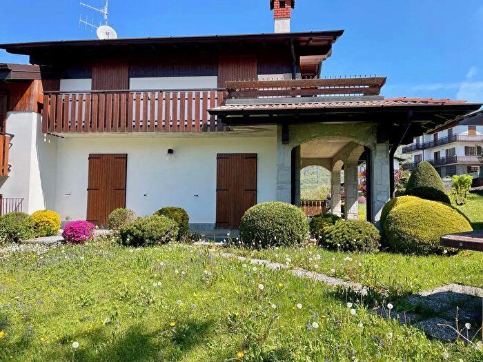 Casa con 7 locali in vendita in Via Sanpellegrino, Selvino