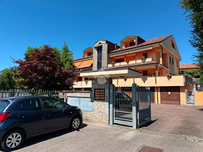 Appartamento trilocale in vendita in Via Obizzone, Bernareggio