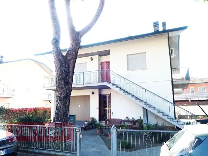 Casa con 7 locali in vendita in Via Nemi, Cervia