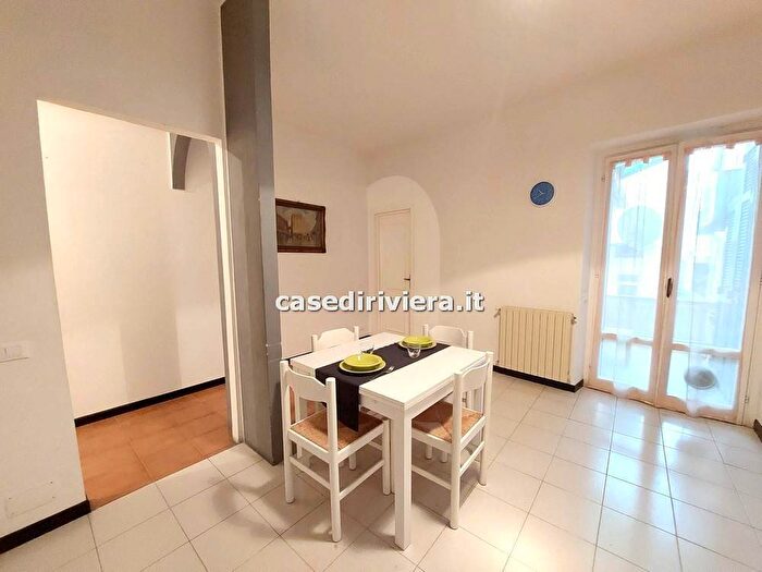 Appartamento quadrilocale in affitto in Via Pertica, Centro, Finale Ligure