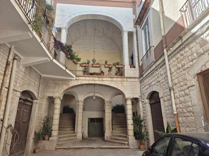 Appartamento quadrilocale in vendita in Via Pedaggio Santa Chiara, Trani