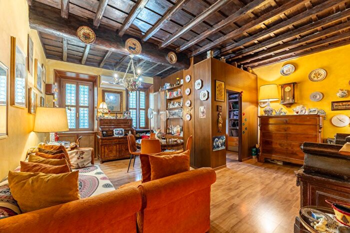 Appartamento trilocale in vendita in Piazza Costaguti, Roma