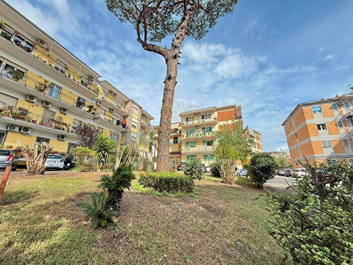 Appartamento con 5 locali in vendita in Via Terracina, Napoli