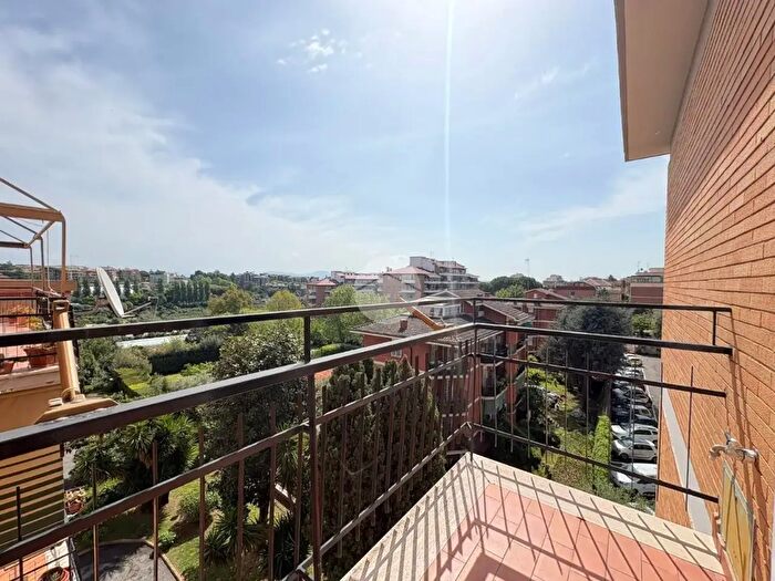 Appartamento trilocale in vendita in Via Castiglione dOrcia, Roma