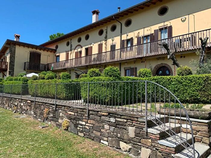 Appartamento trilocale in vendita in Via San Benedetto Pontida, Pontida