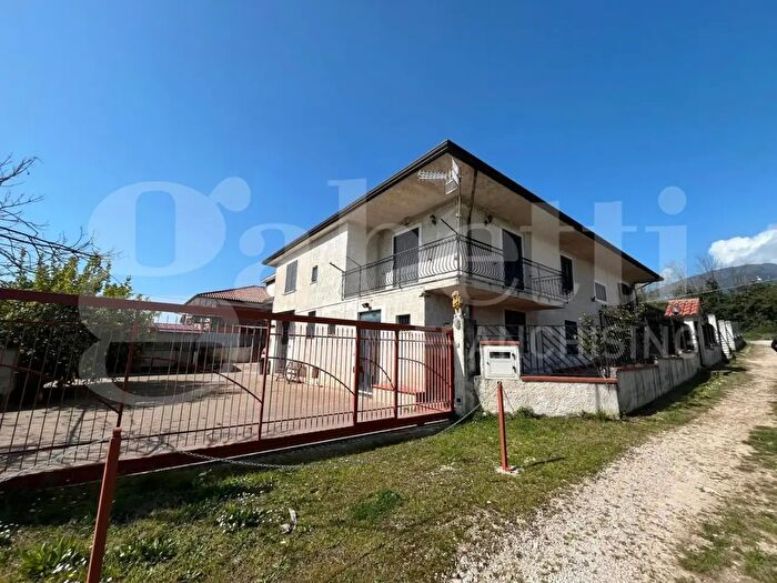Casa con 10 locali in vendita in Via Vecchia per Alife, Piedimonte Matese
