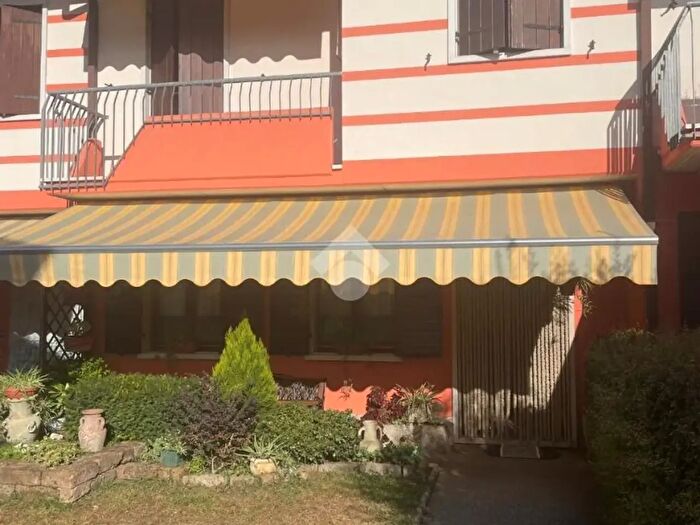 Casa con 6 locali in vendita in Via Puccini, Buttapietra
