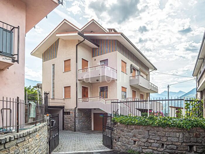 Appartamento quadrilocale in vendita in Via Robert Pellissier, Chatillon