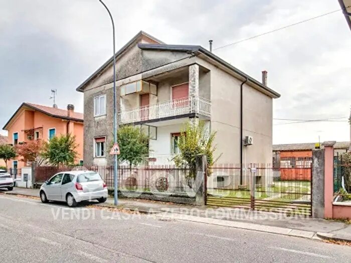Casa con 6 locali in vendita in Via Garibaldi, Arcole