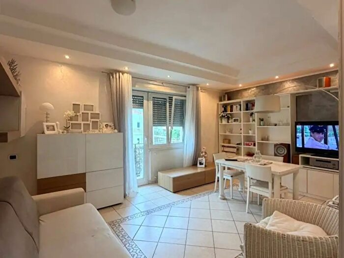 Appartamento con 5 locali in vendita in Via Montello, Aprilia