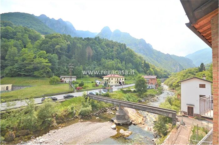 Casa con 15 locali in vendita in Via Roncaglia Entro San Giovanni Bianco Bg, San Giovanni Bianco