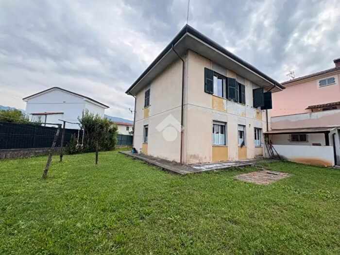 Casa quadrilocale in vendita in Via Aurelia Ovest, Massa