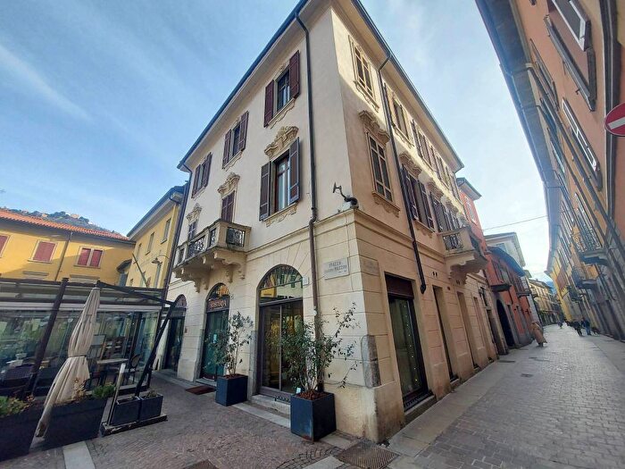 Appartamento bilocale in affitto in Via Armando Diaz, Centro Storico, Como