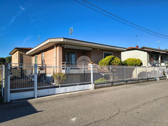 Casa trilocale in vendita in Via Alfred Nobel, Marcallo Con Casone