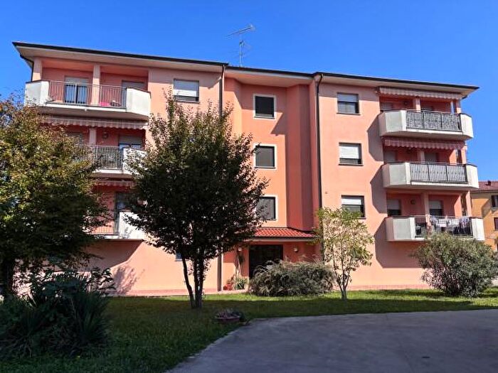 Appartamento trilocale in vendita in Via Monsignor Libero Meriggi, Voghera